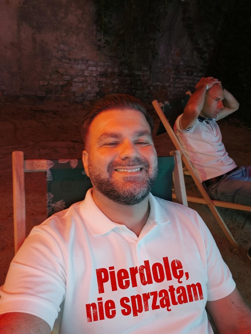 wendler_kamil's tweet photo. Pomysł na #noweprofilowe. Które lepsze? 😎 @wendler_anna 

#kotula #niesprzątamy https://t.co/oLqizCYvLY