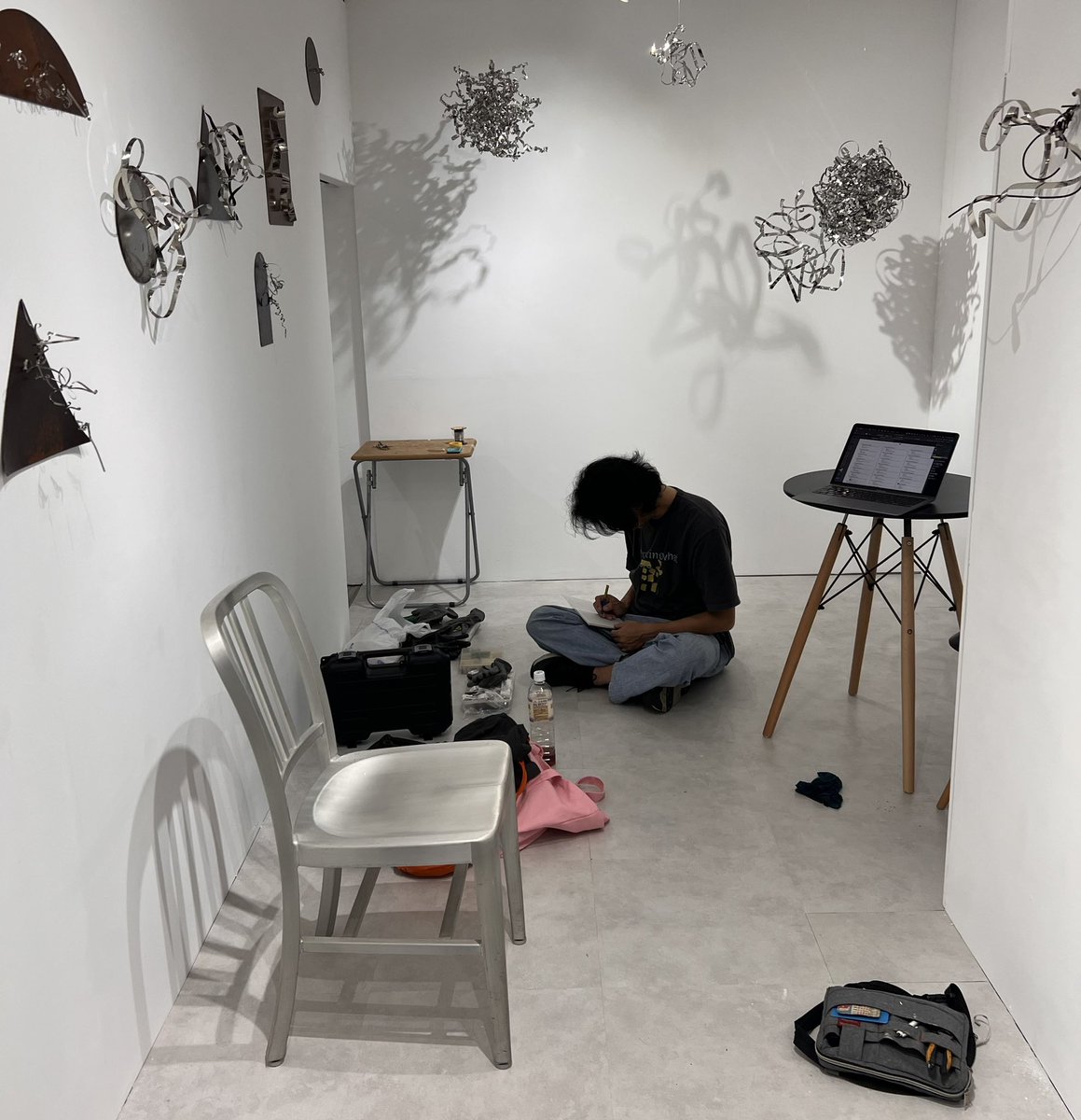 yu_harada_'s tweet photo. 明日18日より中島崇個展"stroke"が始まります。
3年ぶりの個展となる本展では、この3年の間試行錯誤したステンレスを素材にした作品を展示いたします。
初日の明日18時よりアーティストレセプションをおこないます。
皆様、ぜひお越しください。

中島崇　"stroke"
2026.7.18-8.16
木ー日　13:00-19:00 https://t.co/pINpI23Or7