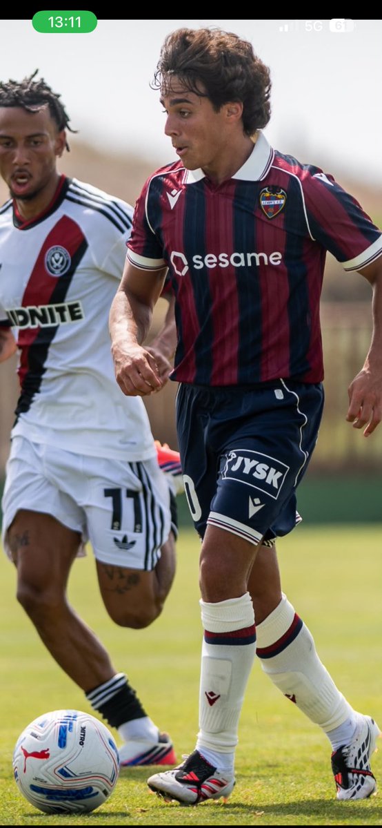ErikLUD97's tweet photo. Con ese 10 y la camiseta dentro, me recuerda a alguien... https://t.co/JX3vd3A0yG