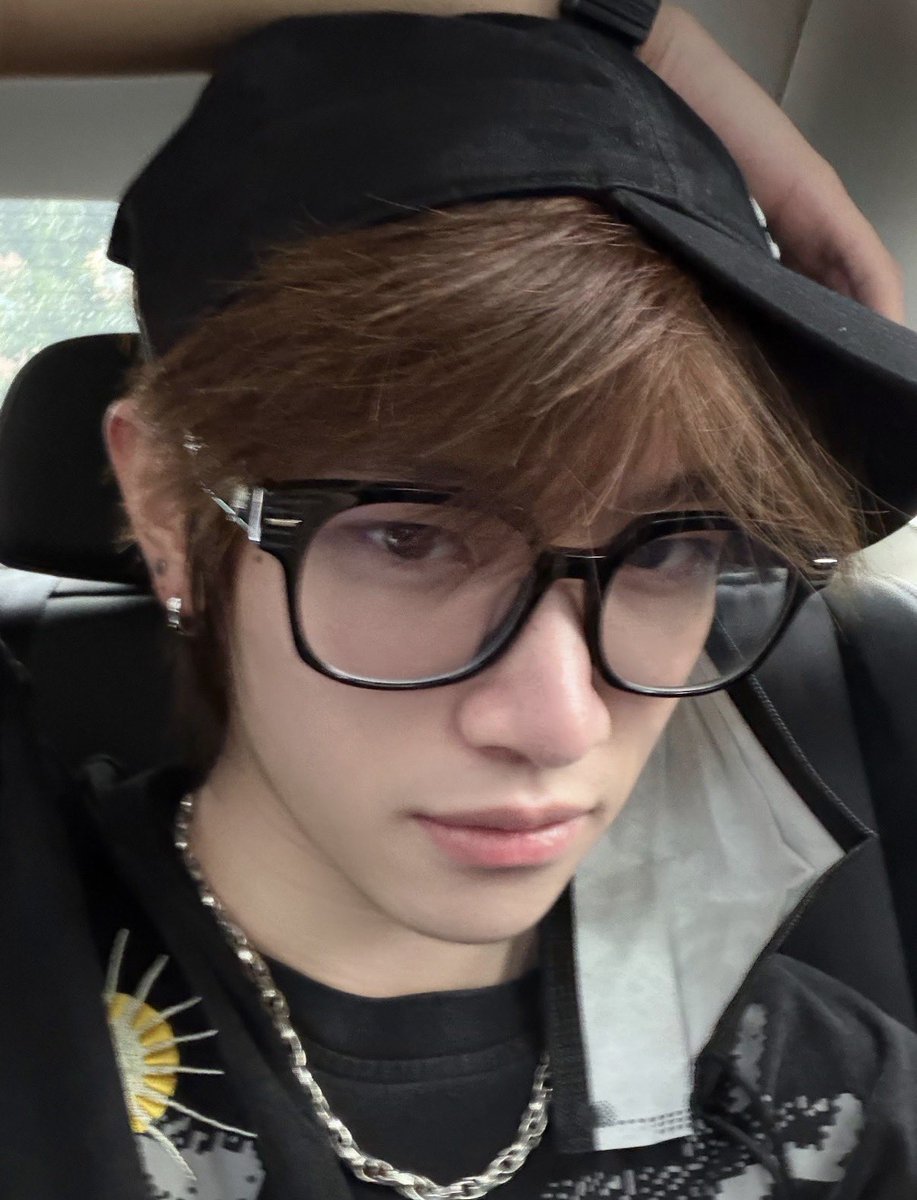 아인.. tweet media