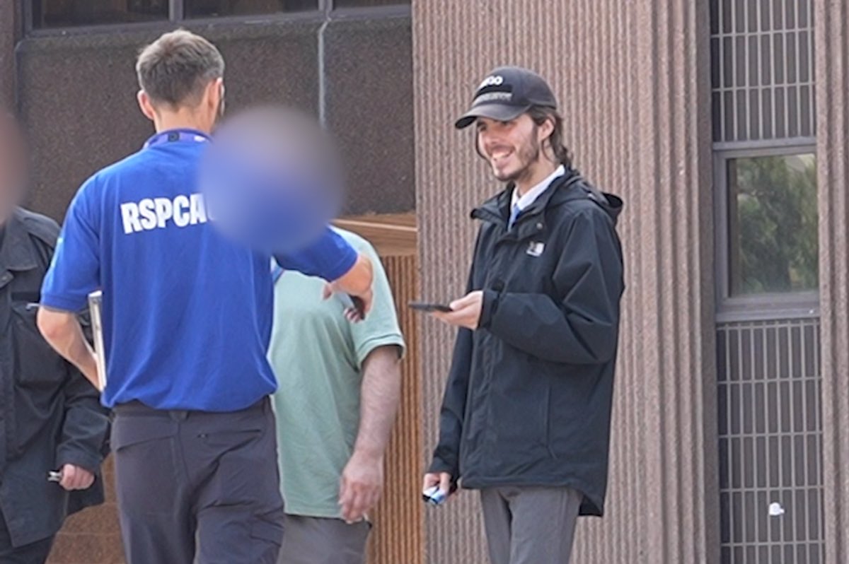 Protect_Wldlife's tweet photo. A man sucked on a vape and smiled after being allowed to walk free from court after punching and kicking a helpless dog to death.

LUKE WALKER, of OXTON ROAD in  Road in BIRKENHEAD, pleaded guilty to two offences under the Animal Welfare Act 2006 and the defendant also admitted a further charge of criminal damage relating to the dog.

Why is the @RSPCA_official person laughing and joking with him?!? 😡