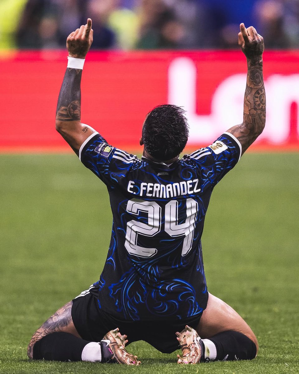 Claudya_Salas's tweet photo. La fe no se queda en el vestuario; corre con nosotros en la cancha. ⚽️🙏🇦🇷🙏🏼 Enzo Fernández demuestra que la fe tiene un lugar en cada vocación, inspirando a millones dentro y fuera del fútbol. ¡Toda la gloria a Dios!#EnzoFernandez #FeYDeporte #GloriaADios @gastonedul 🇦🇷🇦🇷🇦🇷 https://t.co/1HpBcMXHbz