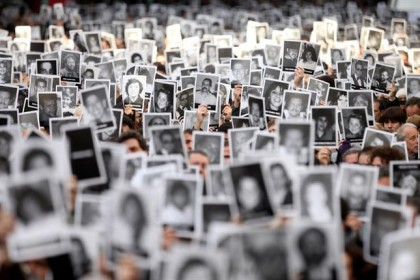 RadioSefarad's tweet photo. Recordamos, rendimos homenaje y seguimos pidiendo justicia.
Programas especiales en el aniversario del #atentando a la Mutual Argentina #AMIA en #BsAs
#antisemitismo #Irán #judaísmo #Argentina
@fcjecom
🎙️📹https://t.co/utWiI2J6P2 https://t.co/VJbtLV3vXv