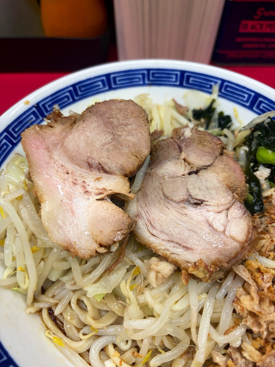 minori_k917's tweet photo. ラーメン二郎 中山駅前店💫
7月17日(金) 訪問
小ラーメン 980円🍜
つけ味冷や汁なし 150円
コール アブラワカメ🙋‍♂️
到着 11:15
待ち 6番目
着丼 11:24
酸味と辛味が効いた非乳化ダレ☺️幸運なことに端豚も加わり、最高な夏の神メニュー🫶✨
#マイルドジロリアン
#ラーメン二郎
#ラーメン二郎中山駅前店 https://t.co/Zan7qMNSB1