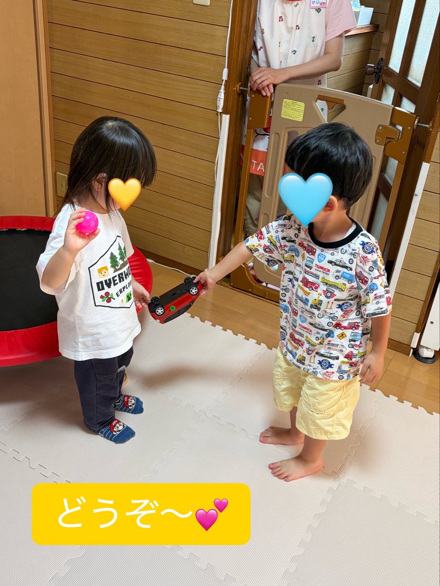 flat_mom3's tweet photo. 【今日のおもちゃ図書館】
2歳の男の子が3人あそびに来てくれました。おもちゃだけ借りに来てくれたママも。

みんな好きなおもちゃでじっくりあそんでたね！お友達との関わりも微笑ましい☺️💕
今日の絵本は『おべんとうバス』
#子育て支援
#さいたま市
#おもちゃ図書館
#障害があってもなくても https://t.co/q9Oi8UPegP