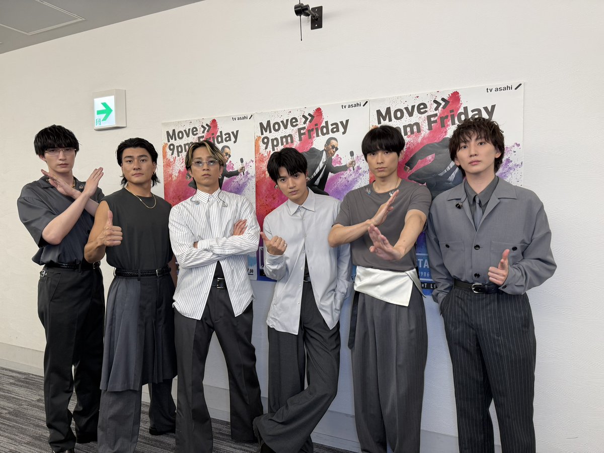 Mst_com's tweet photo. 【#Mステ 放送中】
⠀
このあとはSixTONES👏
⠀
松村北斗主演ドラマ主題歌
「マイオンリー」🌃
⠀
番組後半で、もう1曲
「Dance Forever」も！
お楽しみに💎
⠀
💬コメント
🖤松村さん「切ないメロディと裏腹に強い言葉の歌詞に注目してください」
⠀
🩷京本さん「振り付けが特徴的なので、視聴者の皆様にも覚えてもらいたいです」
⠀
💚森本さん「髙地の歌割りのところにある、みんなで傘を作る振り付けに注目して欲しいです」
⠀
#ウラステ 本番前に🙂✨📷