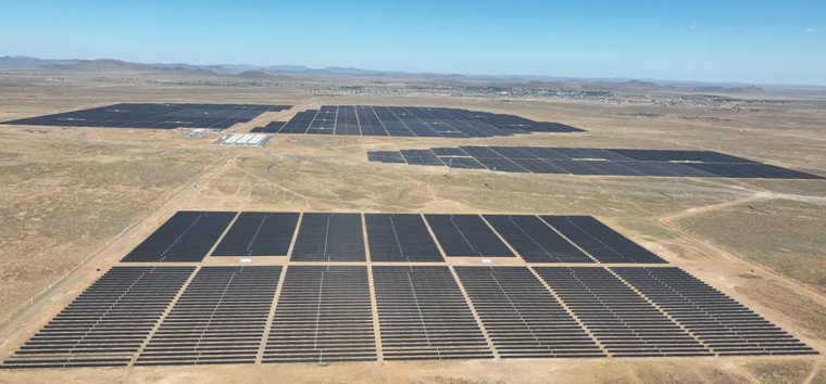 AfricanEnergy's tweet photo. A TotalEnergies-led consortium has commissioned a #solar PV-battery #energystorage system #IPP in #SouthAfrica that will provide dispatchable #renewableenergy to the #grid, one of the first such plants to be commissioned in sub-Saharan Africa.

https://t.co/j6gVc1vj07 https://t.co/uzoyYM485k