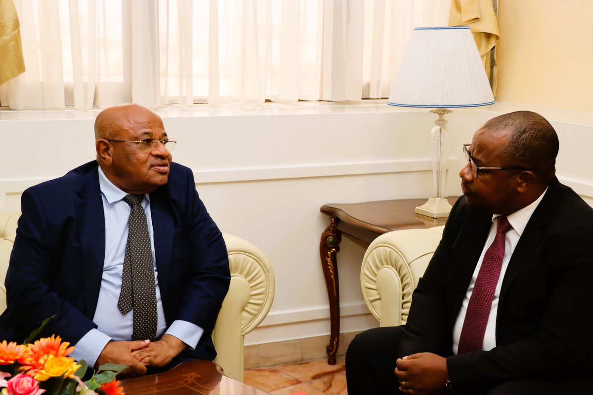 UNOCA_NEWS's tweet photo. Le Chef de #UNOCA, @souefmo_elamine, a eu une séance de travail avec le Pdt de la Commission de la @CEEAC_ECCAS, Ezéchiel Nibigira. Ils ont discuté de la coopération entre leurs institutions et rappelé l'importance d'une synergie d'actions pr la paix & la stabilité dans la région https://t.co/Omu4yUyZJv