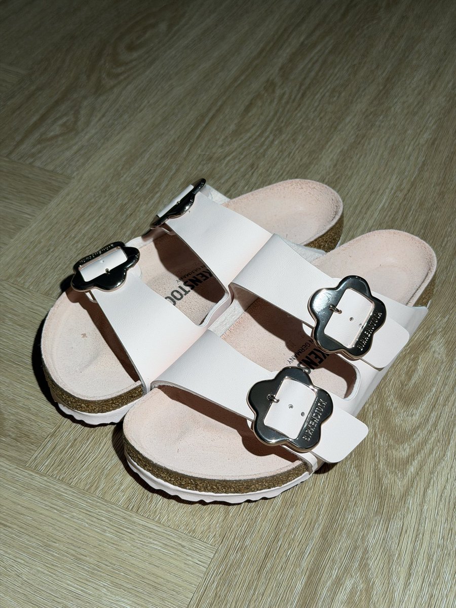 PPIMMYY's tweet photo. ส่วนตัวพิมชอบใส่ Birkenstock มากกก 
ใส่สบาย เดินนานก็ไม่ค่อยเมื่อย แมตช์กับเสื้อผ้าง่าย จะลุคชิล ๆ หรือแต่งตัวก็ดูเข้ากันหมดเลย
อีกอย่างคือเค้ามีหลายรุ่น หลายสี ให้เลือกตามสไตล์ด้วยนะ ข้อเสียสำหรับพิมมีอย่างเดียวเลย คือ ห้ามโดนน้ำ 😅 เพราะน้องไม่ค่อยถูกกับน้ำเท่าไหร่ ส่วนใหญ่พิมจะหยิบมาใส่เดินห้าง เดินเล่น หรือวันสบาย ๆ บอกเลยว่าเป็นรองเท้าที่หยิบใส่ง่ายมาก