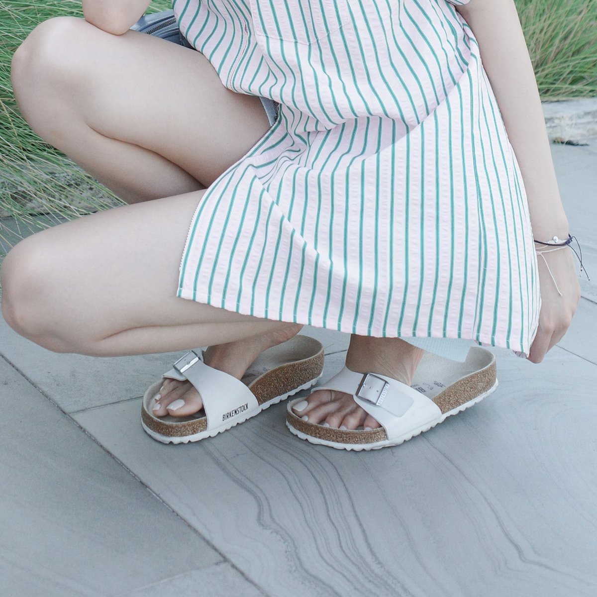 PPIMMYY's tweet photo. ส่วนตัวพิมชอบใส่ Birkenstock มากกก 
ใส่สบาย เดินนานก็ไม่ค่อยเมื่อย แมตช์กับเสื้อผ้าง่าย จะลุคชิล ๆ หรือแต่งตัวก็ดูเข้ากันหมดเลย
อีกอย่างคือเค้ามีหลายรุ่น หลายสี ให้เลือกตามสไตล์ด้วยนะ ข้อเสียสำหรับพิมมีอย่างเดียวเลย คือ ห้ามโดนน้ำ 😅 เพราะน้องไม่ค่อยถูกกับน้ำเท่าไหร่ ส่วนใหญ่พิมจะหยิบมาใส่เดินห้าง เดินเล่น หรือวันสบาย ๆ บอกเลยว่าเป็นรองเท้าที่หยิบใส่ง่ายมาก