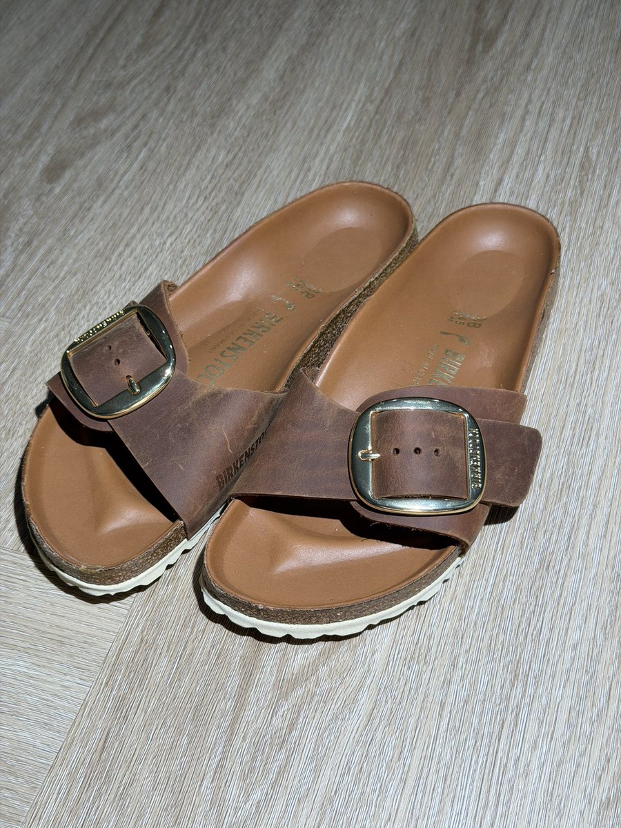 PPIMMYY's tweet photo. ส่วนตัวพิมชอบใส่ Birkenstock มากกก 
ใส่สบาย เดินนานก็ไม่ค่อยเมื่อย แมตช์กับเสื้อผ้าง่าย จะลุคชิล ๆ หรือแต่งตัวก็ดูเข้ากันหมดเลย
อีกอย่างคือเค้ามีหลายรุ่น หลายสี ให้เลือกตามสไตล์ด้วยนะ ข้อเสียสำหรับพิมมีอย่างเดียวเลย คือ ห้ามโดนน้ำ 😅 เพราะน้องไม่ค่อยถูกกับน้ำเท่าไหร่ ส่วนใหญ่พิมจะหยิบมาใส่เดินห้าง เดินเล่น หรือวันสบาย ๆ บอกเลยว่าเป็นรองเท้าที่หยิบใส่ง่ายมาก
