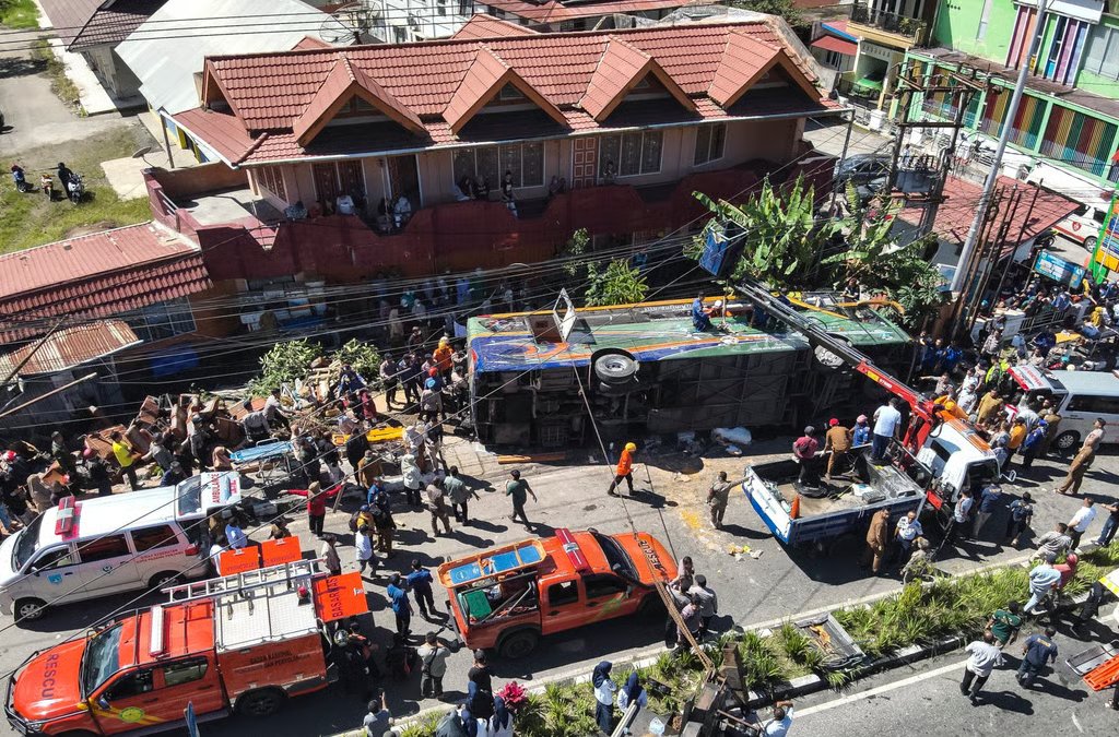 eyes_globe's tweet photo. 🚨 BREAKING: A truck suspected of suffering brake failure plowed into multiple vehicles on a downhill road in Sibolangit, North Sumatra, #Indonesia.

At least 4 people were killed and 8 others injured in the devastating chain-reaction crash.

#シクスト #JUMAVVA #โหนกระแส https://t.co/f07LtZdgOq