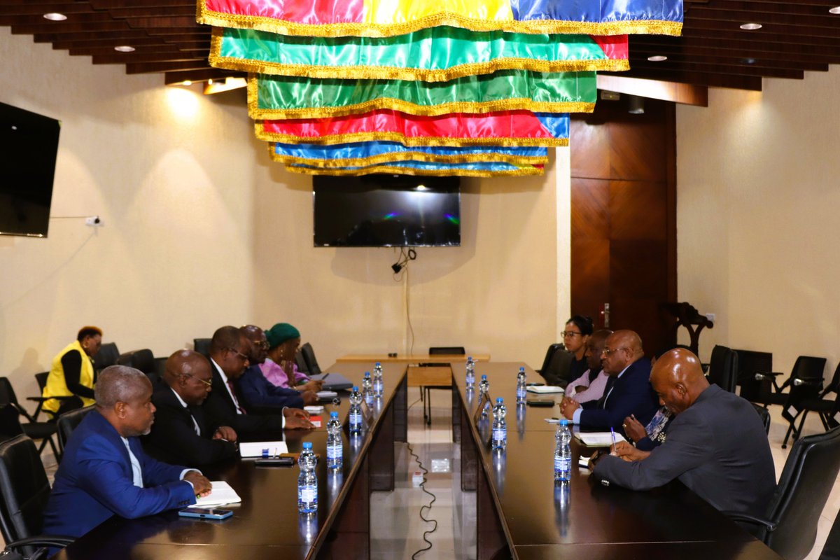UNOCA_NEWS's tweet photo. Le Chef de #UNOCA, @souefmo_elamine, a eu une séance de travail avec le Pdt de la Commission de la @CEEAC_ECCAS, Ezéchiel Nibigira. Ils ont discuté de la coopération entre leurs institutions et rappelé l'importance d'une synergie d'actions pr la paix & la stabilité dans la région https://t.co/Omu4yUyZJv