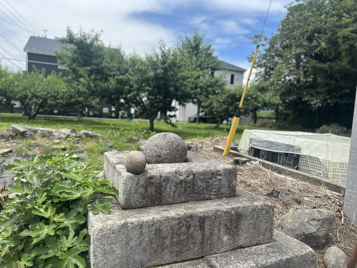 micigomi's tweet photo. 笛吹市の道祖神　88基目
一宮町竹原田　丸石道祖神
これも丸石が入る穴が開けられている。 https://t.co/HAUEK6s6XP