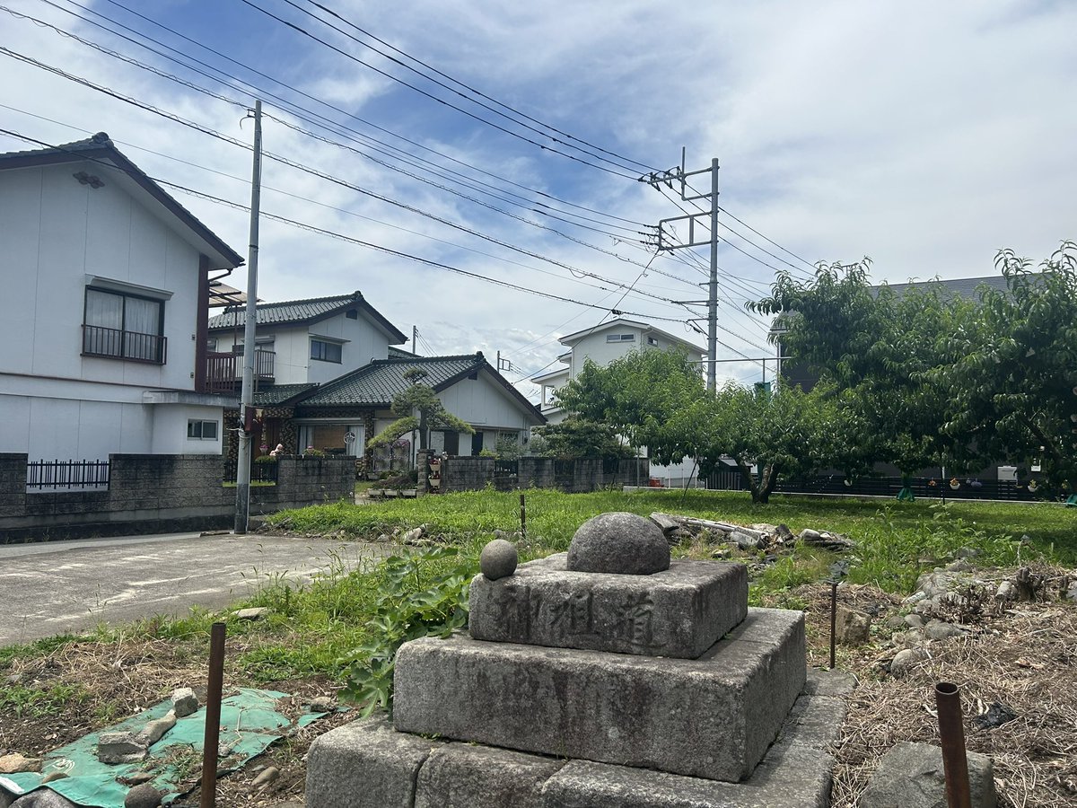 micigomi's tweet photo. 笛吹市の道祖神　88基目
一宮町竹原田　丸石道祖神
これも丸石が入る穴が開けられている。 https://t.co/HAUEK6s6XP
