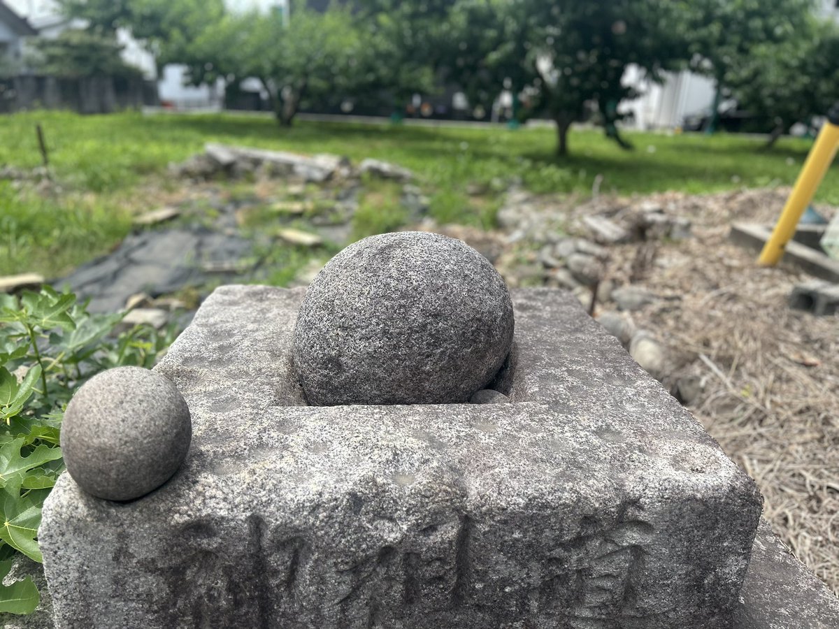 micigomi's tweet photo. 笛吹市の道祖神　88基目
一宮町竹原田　丸石道祖神
これも丸石が入る穴が開けられている。 https://t.co/HAUEK6s6XP