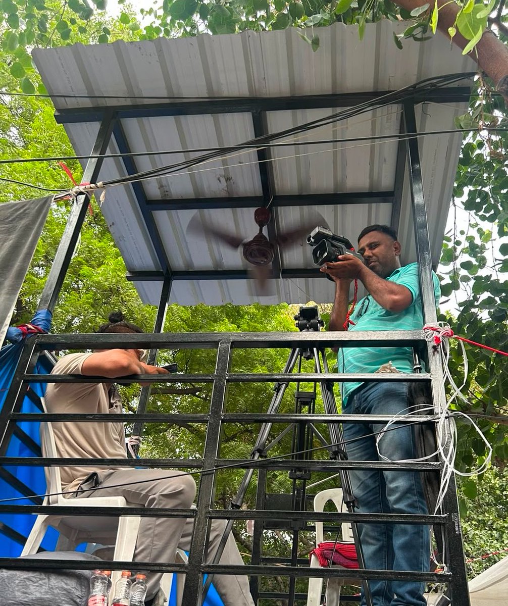thebravenewweb's tweet photo. Delhi Police has stationed private camera operators across Jantar Mantar to take pictures of protestors—which include minors/students—at @CJP_for_India &amp; Sonam Wangchuk's indefinite strike. 

Precedent suggests facial recognition tech may be used to profile all attendees. 1/6 https://t.co/3ofNRqUaZa