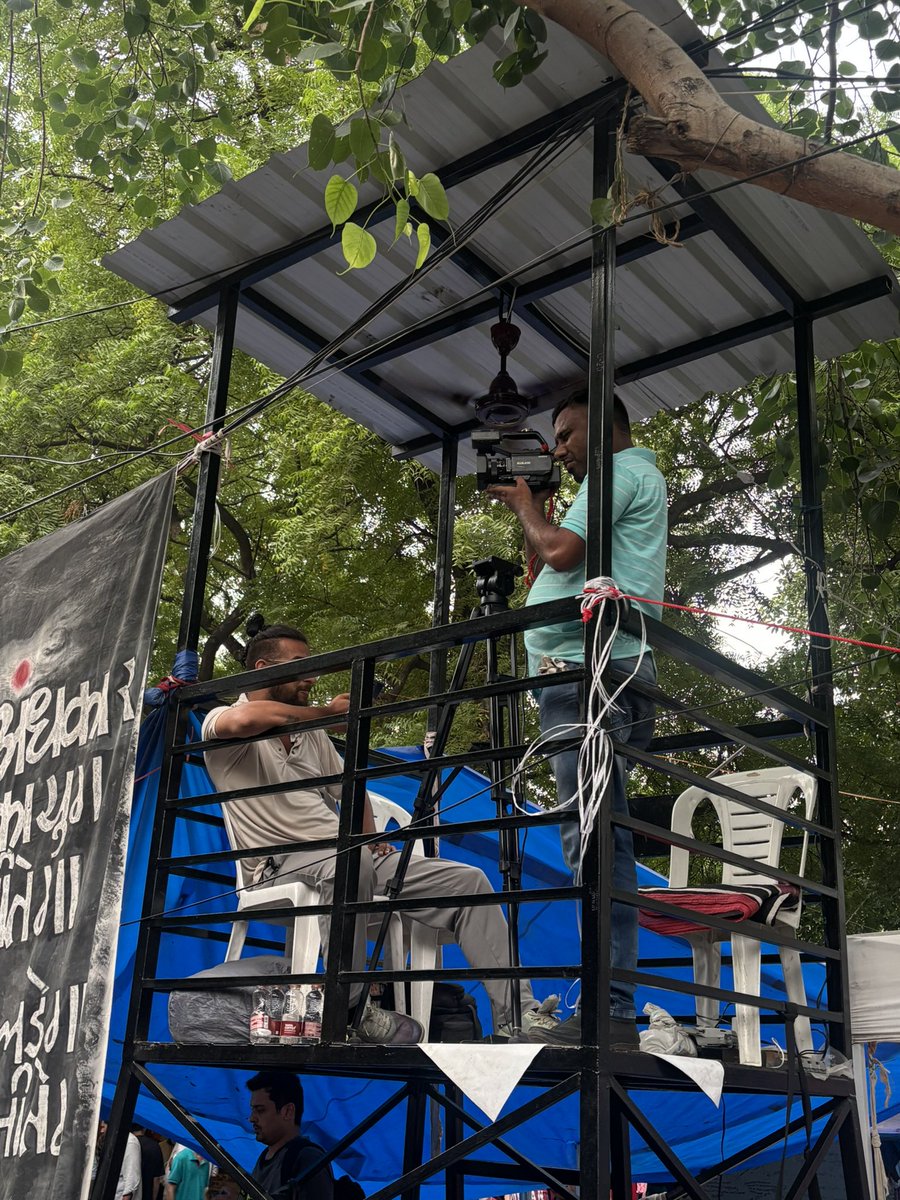 thebravenewweb's tweet photo. Delhi Police has stationed private camera operators across Jantar Mantar to take pictures of protestors—which include minors/students—at @CJP_for_India &amp; Sonam Wangchuk's indefinite strike. 

Precedent suggests facial recognition tech may be used to profile all attendees. 1/6 https://t.co/3ofNRqUaZa