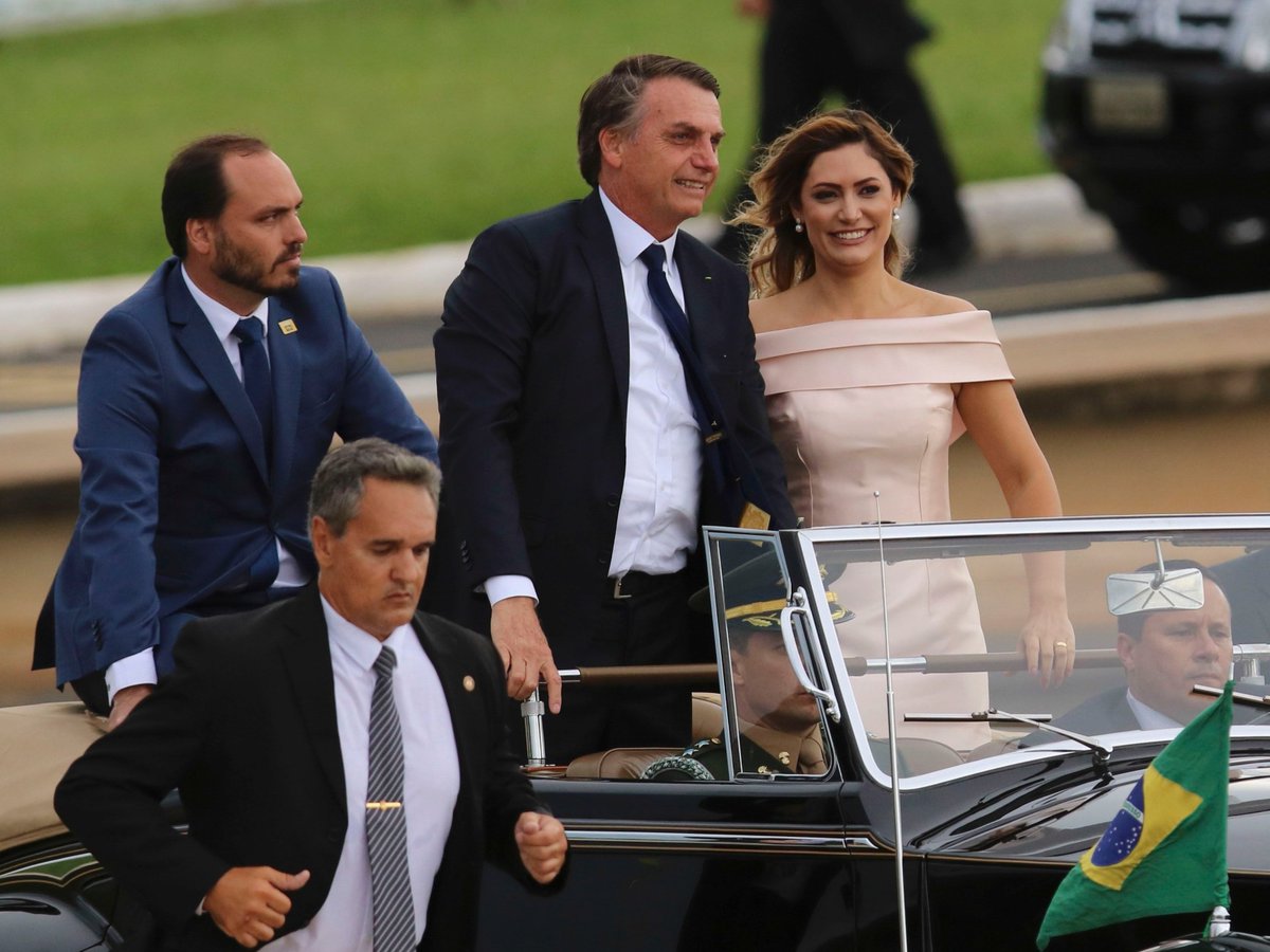 JosephAlvesNig's tweet photo. Como nao render homenagens a um filho que se coloca como escudo, em defesa do pai? E como nao odiar uma madrasta que tenta fazer o pai odiar esse filho? Obrigado @CarlosBolsonaro! https://t.co/lKqwWn2y7j
