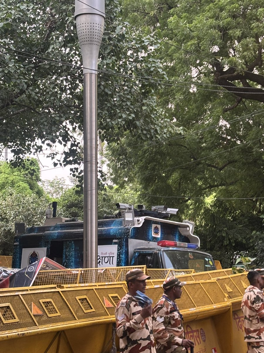 thebravenewweb's tweet photo. Every inch of Delhi’s designated protest site is permanently covered in networks of smart cameras, e-surveillance tools, and as some suspect, listening devices. 

An ‘ikshana’ van parked at the entrance is mounted with 360-degree cameras to watch &amp; analyse crowd behaviour. 4/6 https://t.co/ek15wBIASA