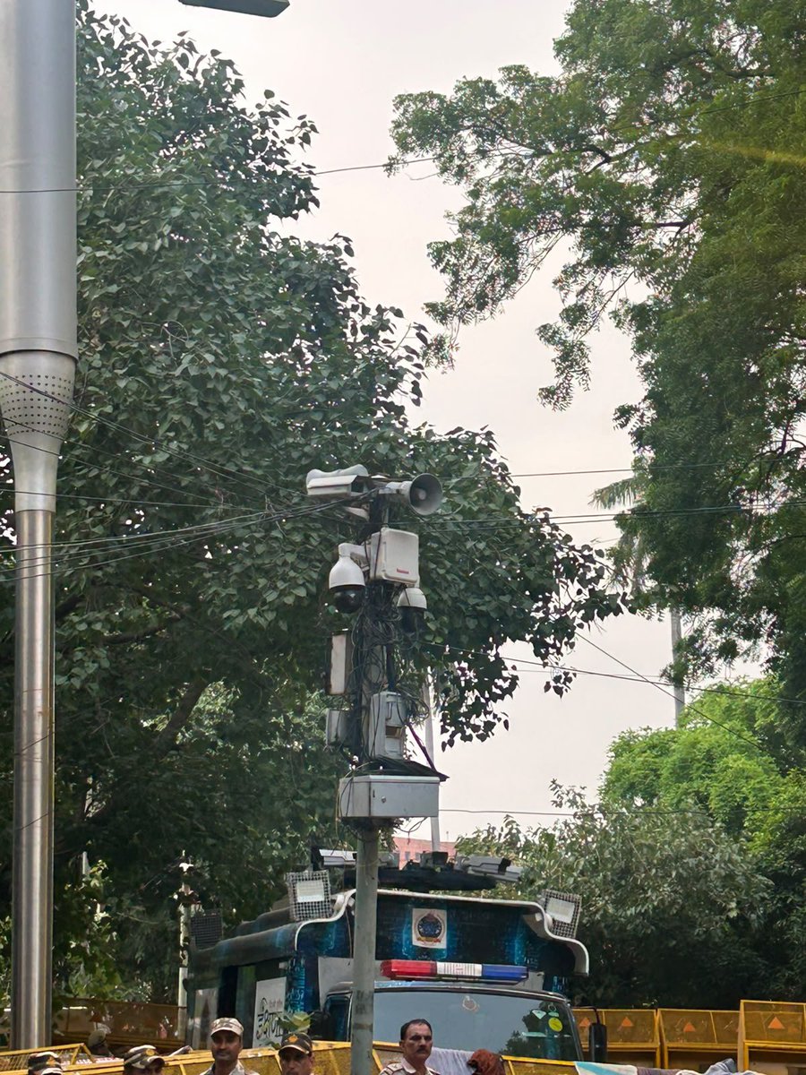 thebravenewweb's tweet photo. Every inch of Delhi’s designated protest site is permanently covered in networks of smart cameras, e-surveillance tools, and as some suspect, listening devices. 

An ‘ikshana’ van parked at the entrance is mounted with 360-degree cameras to watch &amp; analyse crowd behaviour. 4/6 https://t.co/ek15wBIASA