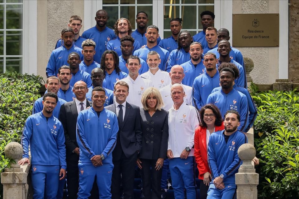 EspoirsduFoot's tweet photo. On joue au jeu des 3 différences ? Pourquoi les membres du staff sont subitement devenus des joueurs noirs ? https://t.co/Ku6jVJyG1Q