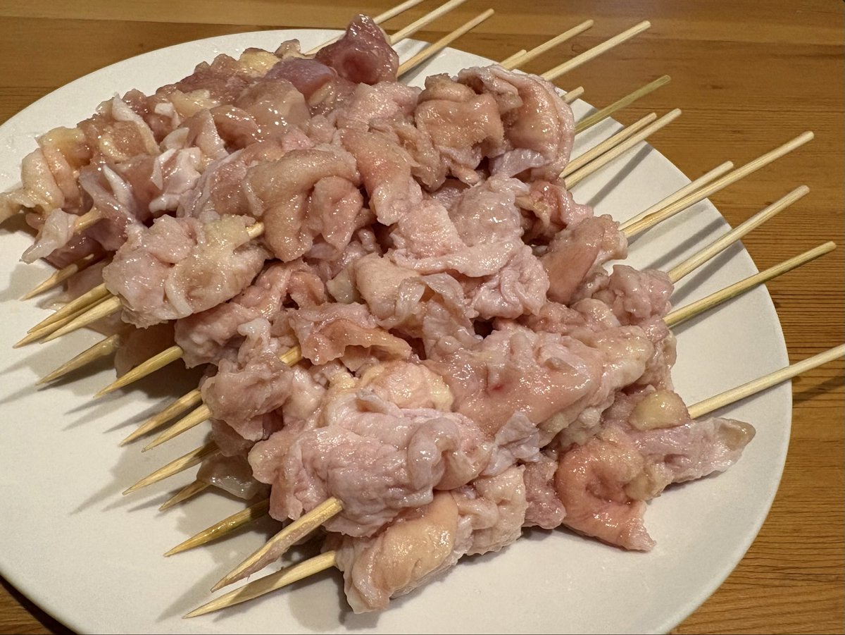 690726's tweet photo. 特価品の鶏皮と炊き込みご飯用のこま切れ…これで400円 https://t.co/GNlYuW0YGG