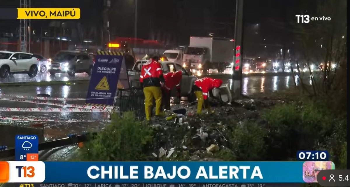 Equipo_Patriota's tweet photo. El @PresidenteKast activo un efectivo plan preventivo para afrontar el #temporal de #lluvia que azota nuestro Pais. Es notoria la diferencia del actual Gobierno, con quienes hicieron por cuatro años hicieron la práctica en La Moneda. Los damnificados por los incendios de la V region, nunca olvidarán la incompetencia del Gobierno de Boric y sus zorrones. @MinistroPoduje @MaximoPavezC @Ministro_Alv 
#MesaCentral #Enacional