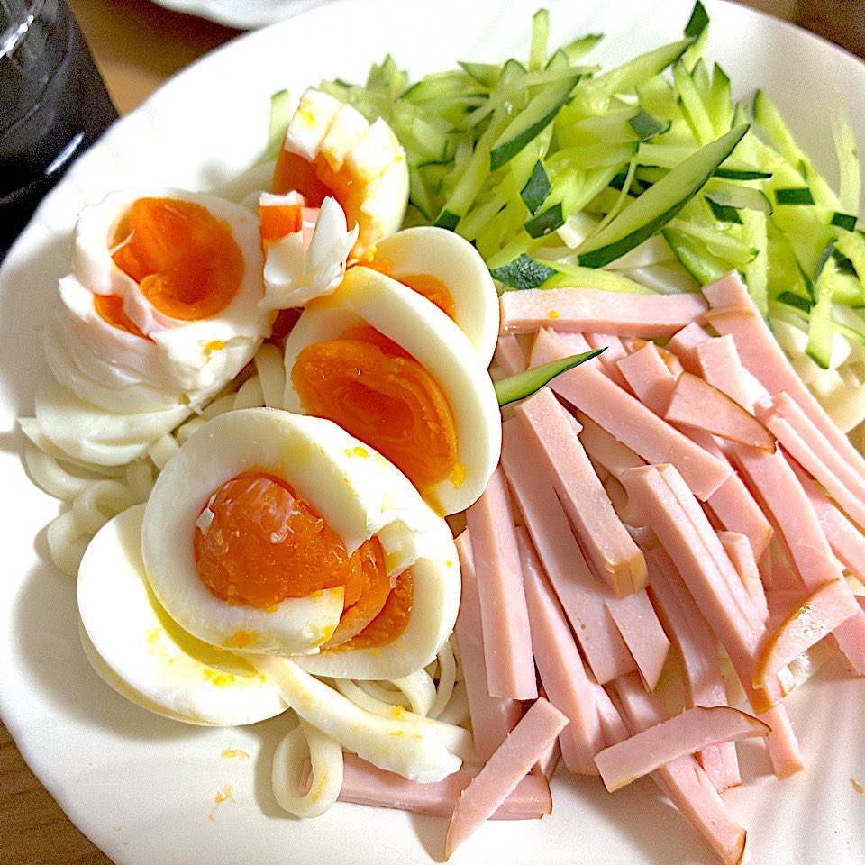 spicewielder09's tweet photo. 昨夜の夕食。　#料理記録　#料理好き　#エスニック料理くらぶ　#お腹ペコリン部　#サラダうどん　#きのこのマリネ　#豚肉中華スープ　#コロッケ　#茄子天　#からあげクン　#自家製めんつゆと揚げ玉 https://t.co/X4gHcfmXAN
