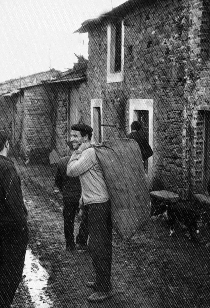 BenitoPellitero's tweet photo. Varias personas frente a una casa en la calle de #La #Fuente de la localidad de #San #Vicente #de #la #Cabeza [#Aliste; #Zamora], año 1971-1973.
Autor: Desconocido
Fuente: AHPZA
Procedencia: Fototeca "Benito Pellitero" https://t.co/G8HdFGzC3z