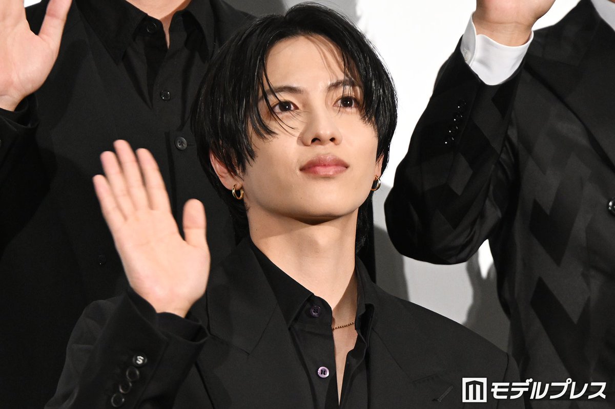 modelpress's tweet photo. 志尊淳、蒙恬の“涙ぼくろ”秘話
映画「キングダム 魂の決戦」初日舞台挨拶⚔
https://t.co/yXsmRBoGua

今作からシリーズ初参加となった志尊は「役者さんの力だけではなく、キャラクター造形のチーム、衣装やメイクなど、全てに本当に細かいディテールをしっかり作り込んでいる」といい、 「一つ一つの積み重ねが、作品が愛される理由やキャラクターが愛される理由につながっている」と語った。また、自身が演じる蒙恬について「涙ぼくろがあるんですけど、位置や大きさ、見え方はカメラテストや衣装合わせの段階からものすごく気にした」と裏側を明かした。