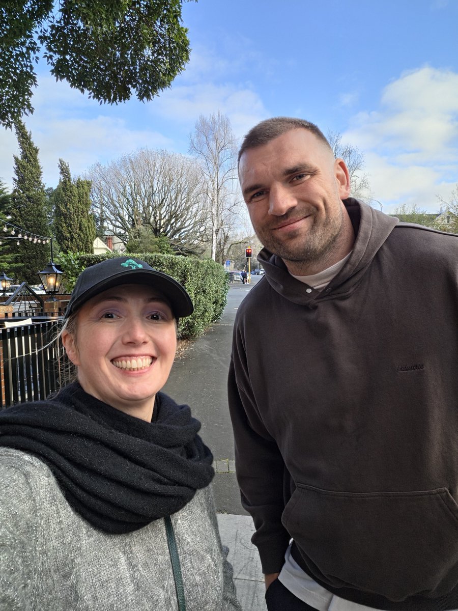 msstraighty180's tweet photo. Funny who you bump into, and no following him into a shoe this time 🤭
How did I go on the assignment ? 😉
Most productive Friday afternoon ever TBH
Thanks to all the @irishrugby for stopping 💚💚💚
#IrishRugby #TeamOfUs #ShoulderToShoulder #CommittedToTheCause
8/11 https://t.co/LjgQJeqjxZ