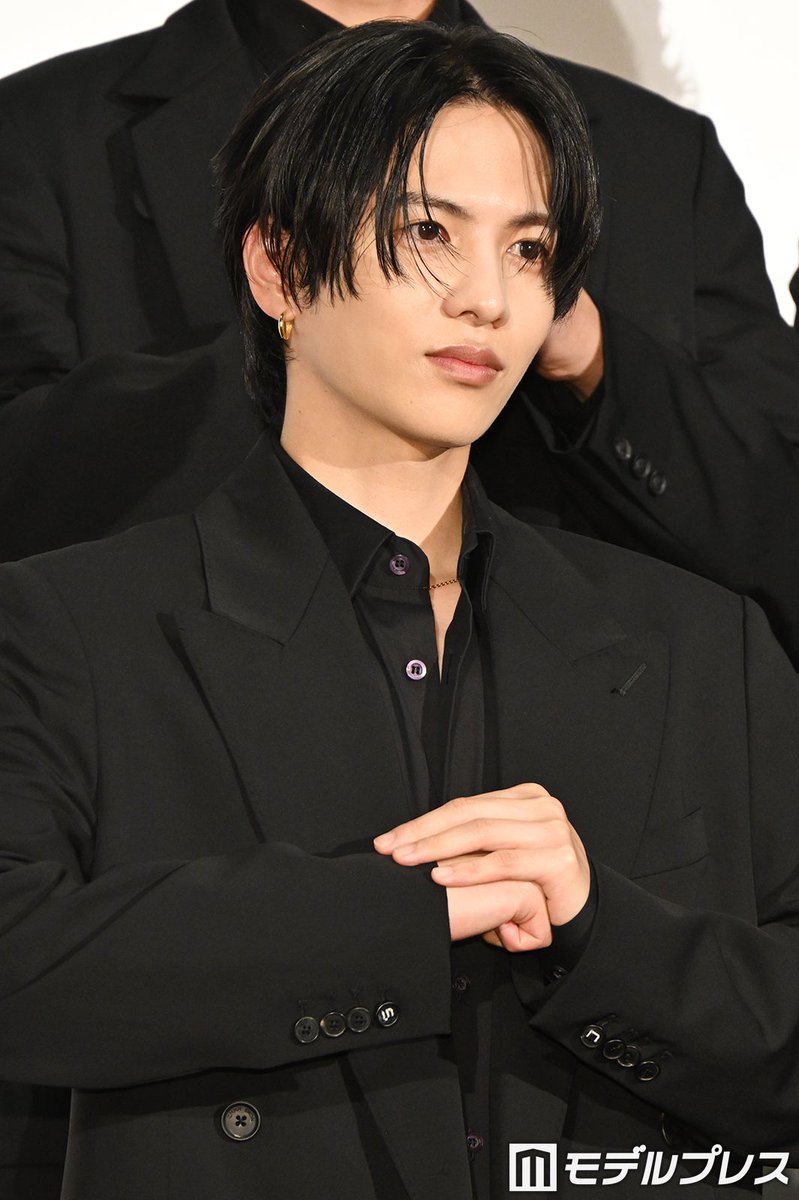 modelpress's tweet photo. 志尊淳、蒙恬の“涙ぼくろ”秘話
映画「キングダム 魂の決戦」初日舞台挨拶⚔
https://t.co/yXsmRBoGua

今作からシリーズ初参加となった志尊は「役者さんの力だけではなく、キャラクター造形のチーム、衣装やメイクなど、全てに本当に細かいディテールをしっかり作り込んでいる」といい、 「一つ一つの積み重ねが、作品が愛される理由やキャラクターが愛される理由につながっている」と語った。また、自身が演じる蒙恬について「涙ぼくろがあるんですけど、位置や大きさ、見え方はカメラテストや衣装合わせの段階からものすごく気にした」と裏側を明かした。