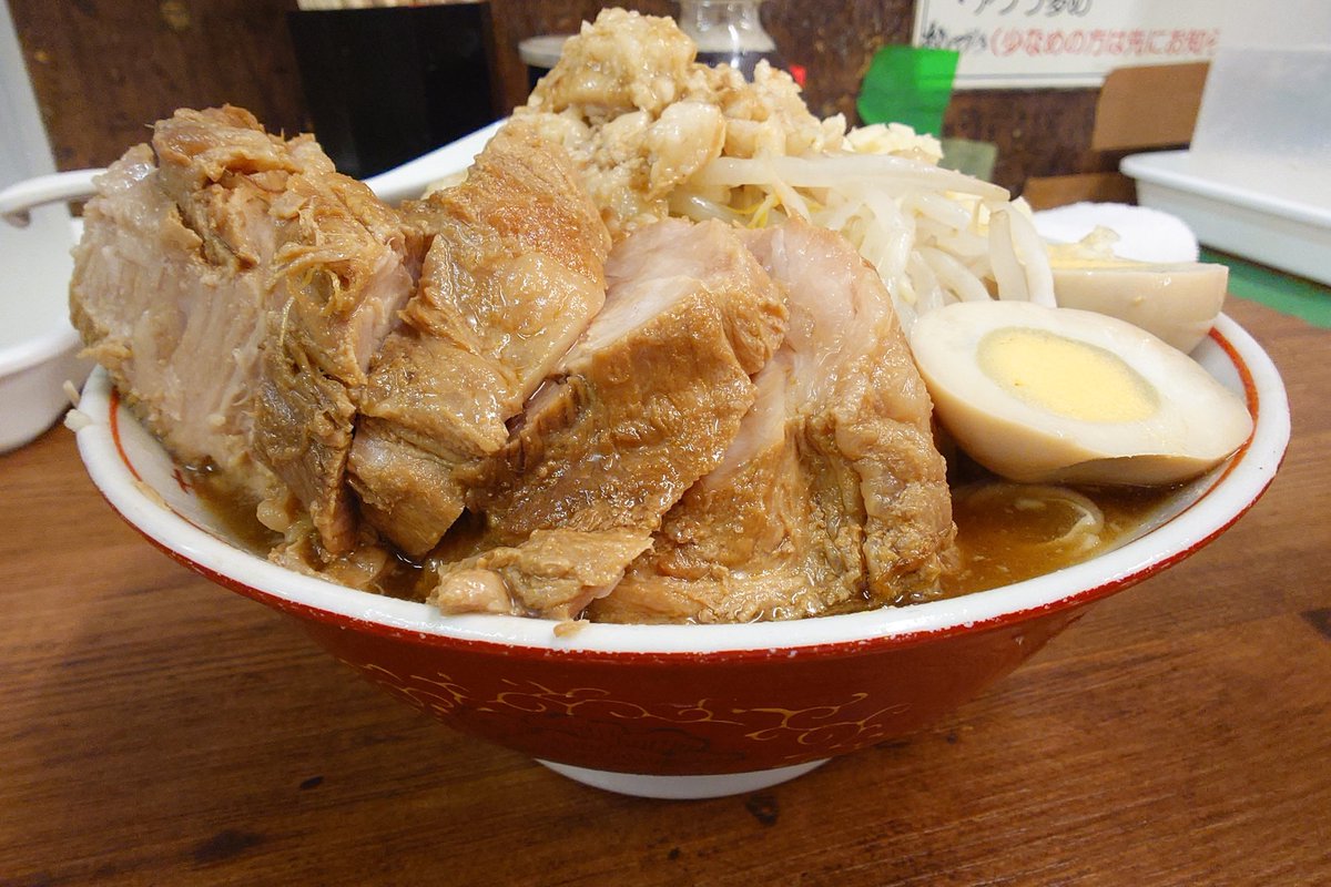 daigenc24's tweet photo. ラーメン二郎品川店🌃1845待30
回転まで安定感を感じる並びは老舗の魂
小ブタ+ネギ+🥚NAK
圧倒的なビジュアルからは想像できない優しさと旨さに今夜もシナジに浸る…
硬いを想像するブタは柔染みで幸
小麦香る麺啜れば鼻息荒くなるw
ご馳走様でした✨️\ (๑°ᗜ°)ﾊーー🧄
#ラーメン二郎品川店 https://t.co/0WojoDoxEo