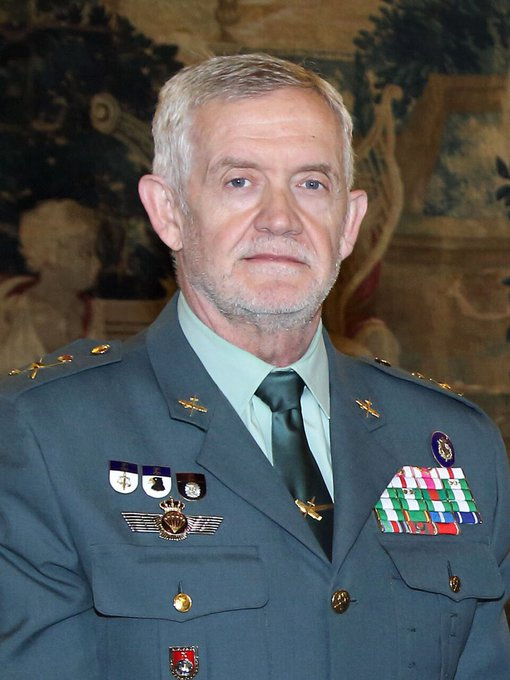 anonimo04104's tweet photo. Como es posible que estas dos personas, que juraron por su honor defender España, la Constitución y el ordenamiento jurídico hayan vendido ese honor jurado a un fulano que gobierna gracias a otros que asesinaban a sus compañeros y que hoy volverían a hacerlo si les rentara...??? https://t.co/o7F5U9awg7