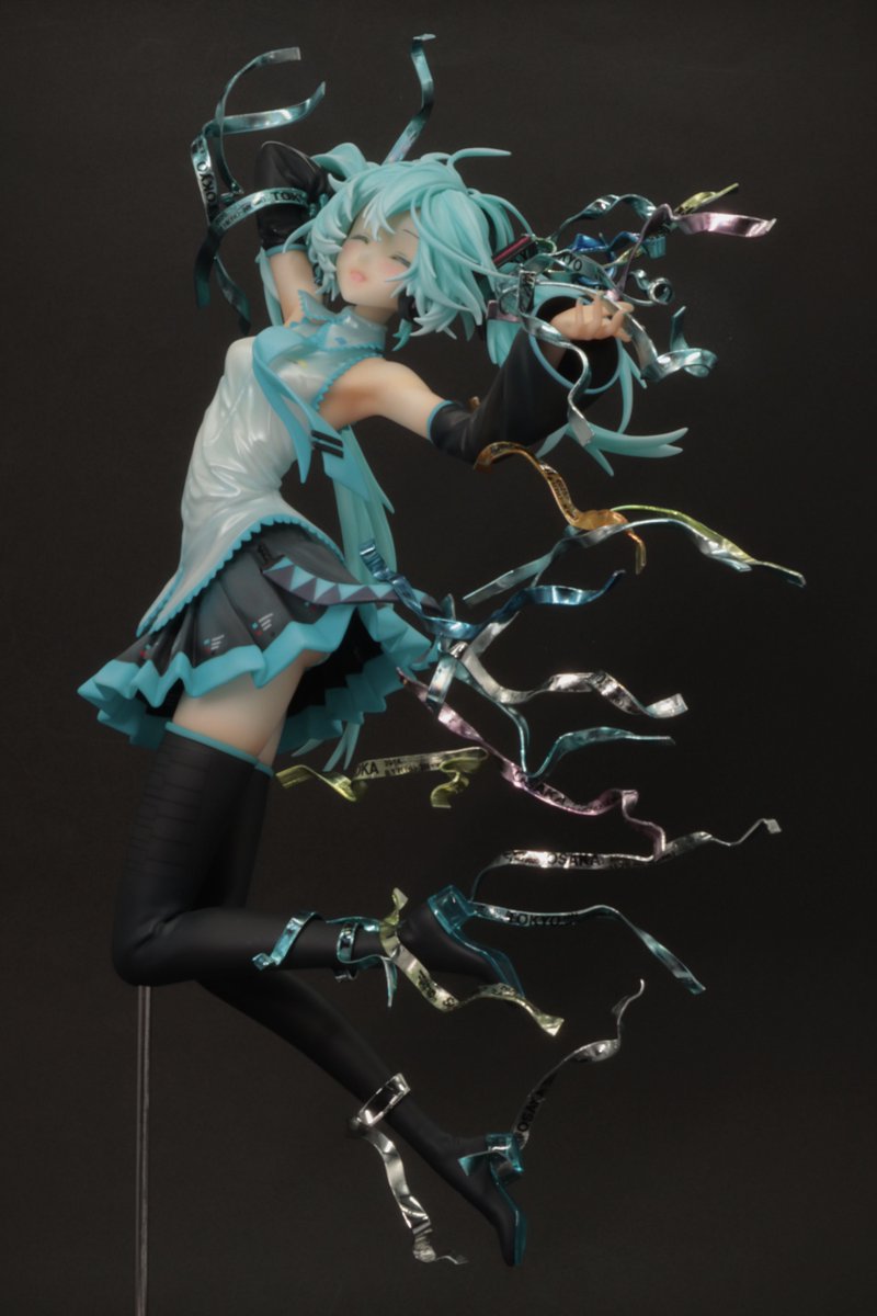 jvfidaleakypxir's tweet photo. 「初音ミク 18th」
となモ9で入手したミクさんです。引換券を失くしたり色々ありましたが完成。作り方を考えながらの製作は良い経験でした。元イラストが凄すぎて自分ではこの辺が限界ですね。
18体限定キット作れて良かった✨

原画　Rellaさん
原型　chamberarさん@Chamberartscn https://t.co/Ua3FykSwCW