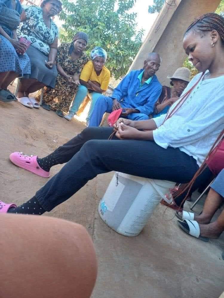 TwaRSA26's tweet photo. What do you think they are telling her? 😀 https://t.co/iC2rJPEz2S