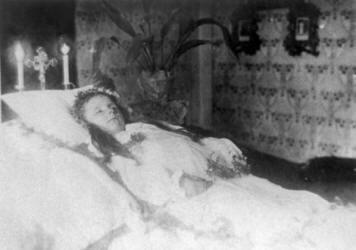 Jan34733995's tweet photo. 17.07.1945 r. - ... jest już po wojnie, prawda?

Słobódka Muszkatowiecka.

Marysia Posyniak.
Lat 7.

Zamordowana przez bandziorów z UPA.

Marysia została pochowana w Borszczowie. 
Pogrzeb odprawił ks. Józef Adamczyk.

"Slava Ukrainie!" pani @JachiraKlaudia , prawda? https://t.co/kiPm4uDswY