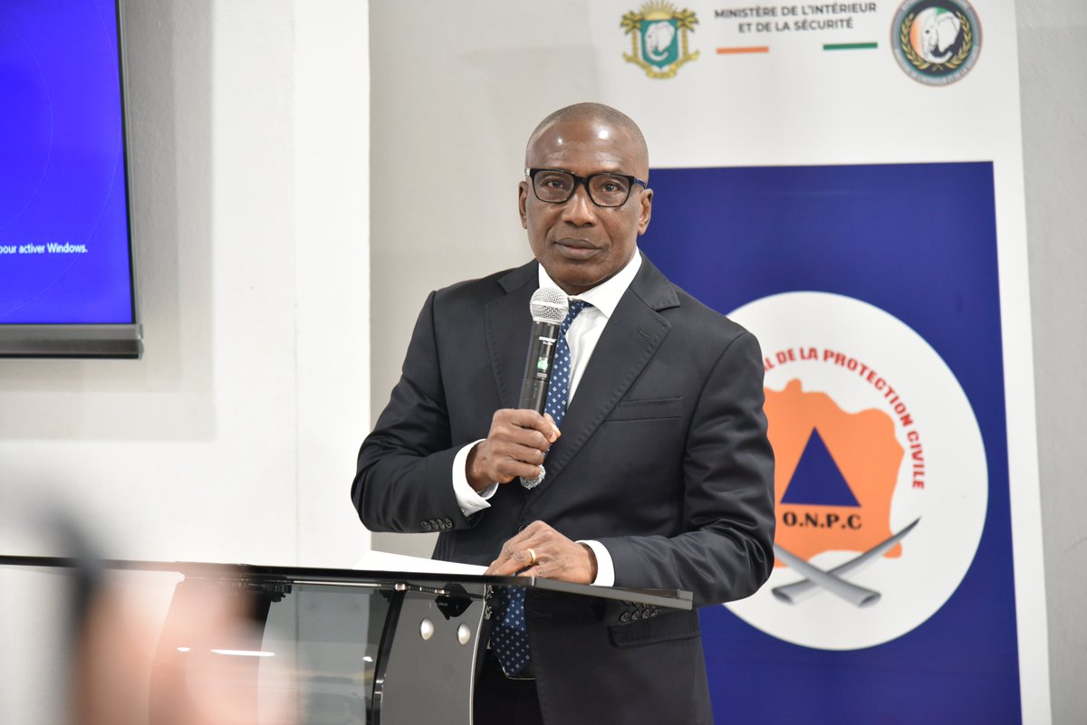 UnfpaCI's tweet photo. Face aux inondations à Abidjan, le Rep de l'UNFPA en Côte d'Ivoire, M. Saidou Kaboré, a remis 400 kits de dignité à l'#ONPC et visité les sinistrés d'Attécoubé, rappelant que la réponse humanitaire doit garantir la dignité, la santé et les droits fondamentaux des plus vulnérables https://t.co/sGPaXtkvWM