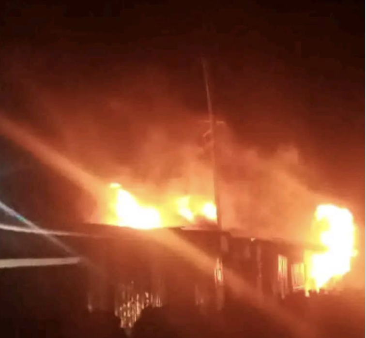 AntoineKaburahe's tweet photo. Edito du journaliste Abbas à lire  ABSOLUMENT dans @iwacuinfo  
Moi, comme vous,  je connaissais"Le Sermon sur la montagne".
Mon collègue, après l'incendie du marché de Ngozi, nous fait découvrir 
"Le Sermon sur les cendres".
Très profond. Merci camarade
https://t.co/iy8aIXNtUy