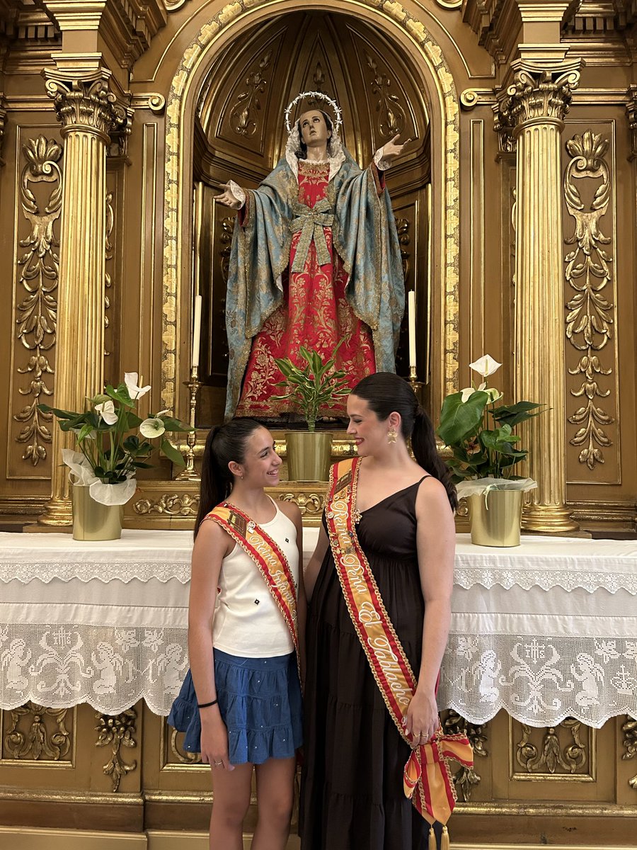 eltablacho's tweet photo. El miércoles tuvimos la tradicional misa a la Virgen del Carmen, patrona del Barrio. Nuestras reinas, Alba y Carolina, junto a nuestro presidente, Alfonso, participaron a su vez en la ofrenda de flores. https://t.co/mhXyAmVEsc
