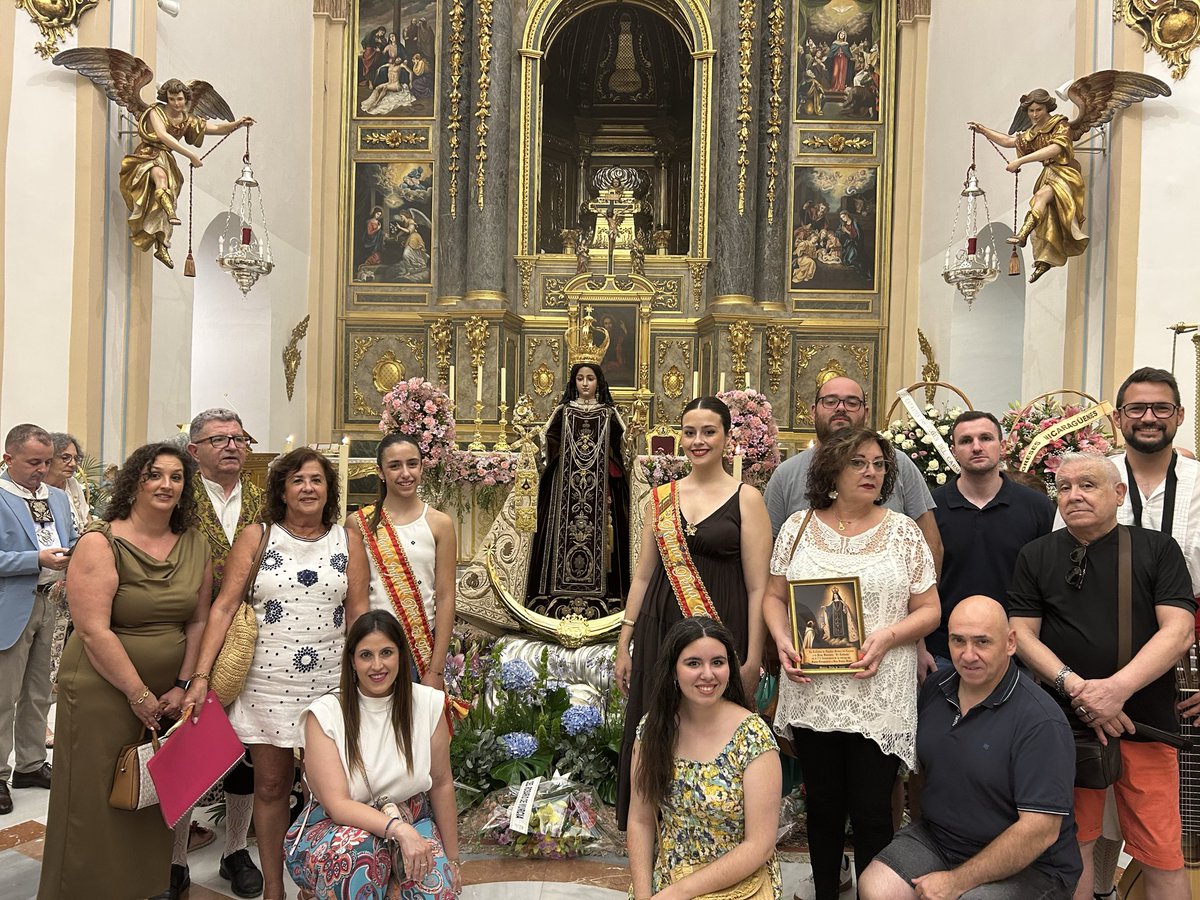 eltablacho's tweet photo. El miércoles tuvimos la tradicional misa a la Virgen del Carmen, patrona del Barrio. Nuestras reinas, Alba y Carolina, junto a nuestro presidente, Alfonso, participaron a su vez en la ofrenda de flores. https://t.co/mhXyAmVEsc