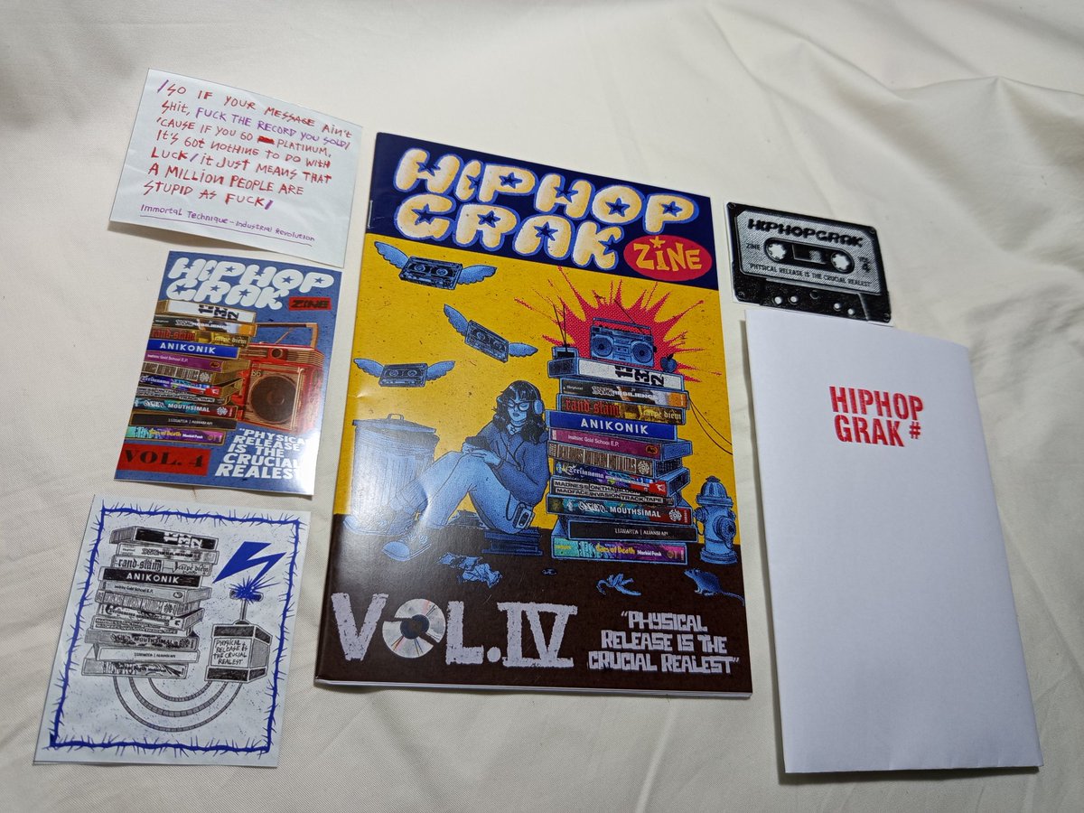 WRSTORE_'s tweet photo. "Hip-Hop Grak" vol. 4
(September 2025)

Fanzine hip-hop asal Surabaya.

Konten:
- artikel tentang booklet lirik di rilisan fisik
- ulasan album
- wawancara dengan Rand Slam
- teka-teki silang
- rekomendasi rilisan hip-hop lokal yang underrated
- gig report

Rp45.000 [+bonuses] https://t.co/5sJXy9WLfH