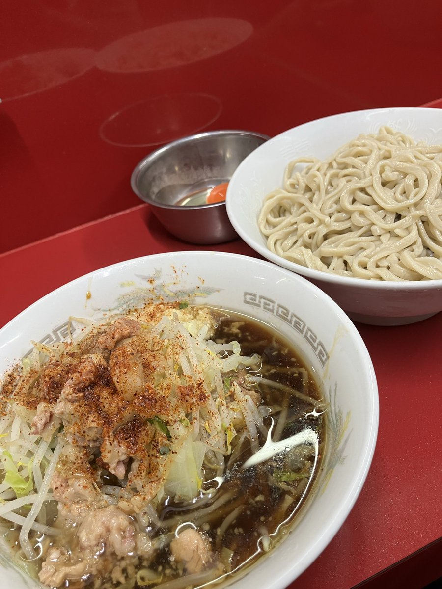 murimpossible's tweet photo. ラーメン二郎越谷店
つけ麺、ニンニクアブラ一味、こいたまご
大きく柔らかい神ブタ
濃いめのつけ汁で塩分補充に最適
やっぱり美味しかった
ご馳走様でした https://t.co/TjwCpIwW7p
