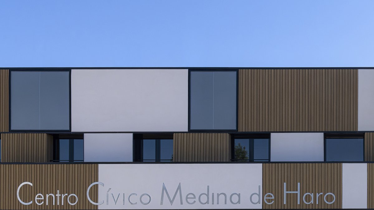 MLArquitectos's tweet photo. Desde MLOPEZ Arquitectos compartimos este reportaje fotográfico que muestra el resultado final de la rehabilitación integral del Centro Cívico Medina de Haro, en Alcalá de Guadaíra
#arquitectura #arquitecturamoderna  #construcción #rehabilitacion #diseño #confort #sostenibilidad https://t.co/6E7vKtURUi