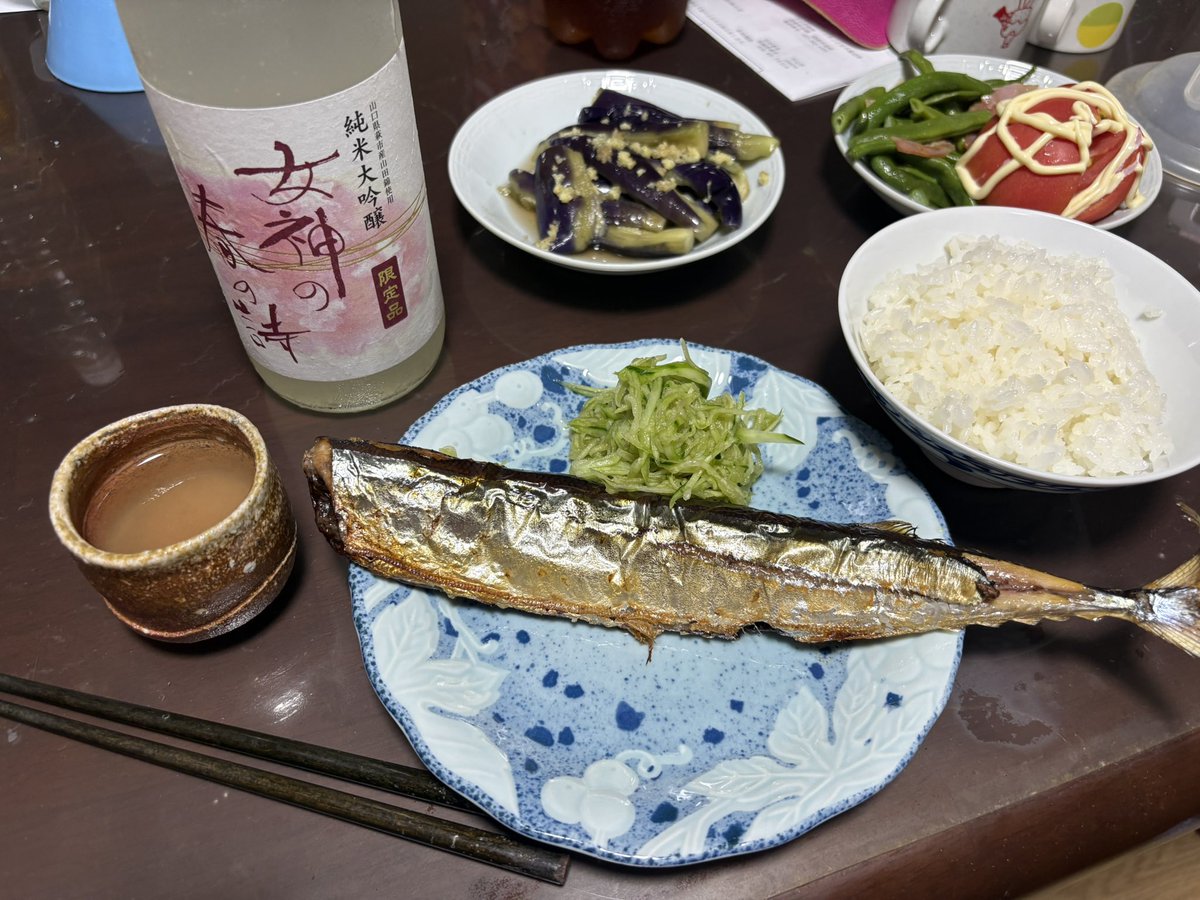 Box_986's tweet photo. 仕事終わった〜
今夜は秋刀魚って事で
焼きたてを日本酒でいただきます🙏

微発泡でサッパリとした飲みあじ
くぅぅ、焼きたては最高ですな
お酒がススムっ🍶 https://t.co/FhqBcNhreP