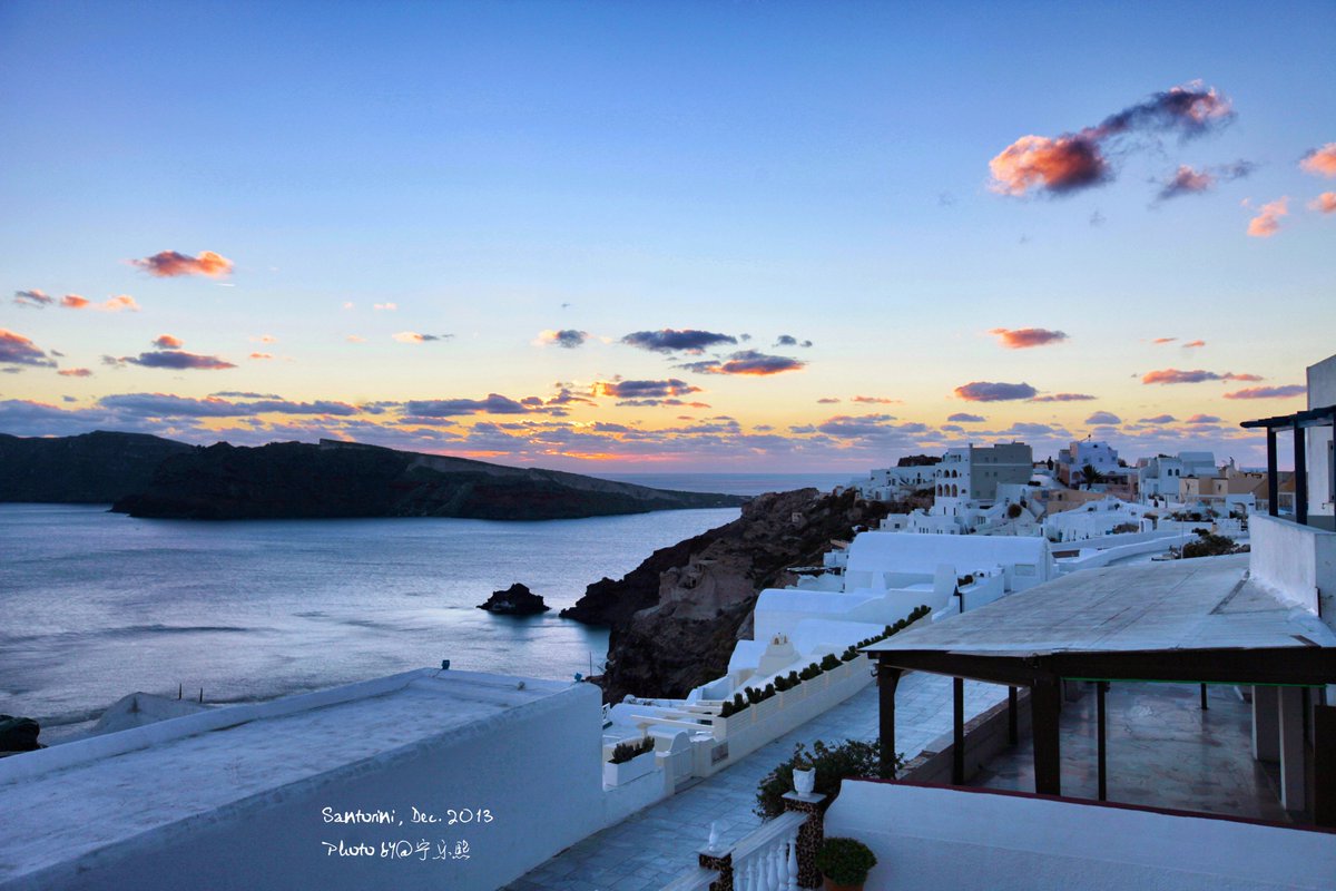 xyS72VtFQqY6MwZ's tweet photo. Spent the morning chasing sunlight along Santorini’s white-washed cliffs—sea views that take your breath away and a warm breeze that feels like a hug. Perfect little start to this island adventure!， https://t.co/9wklDRU81k
