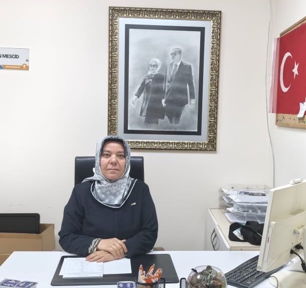 akkadinbasak's tweet photo. Başakşehir için nöbetteyiz. 🇹🇷
 
Bugün, İlçe Başkanlığımızda Yönetim Kurulu Üyemiz Gülay Arı  nöbetçidir.
 
Nöbet Saatimiz:
⏰ 11.00-16.00
 
✍️ Soru, görüş ve önerileriniz için İlçe Başkanlığımızı ziyaret edebilir;
 
☎️ 0 (212) 407 00 34’ı arayabilirsiniz. https://t.co/S8pBMMiHLa
