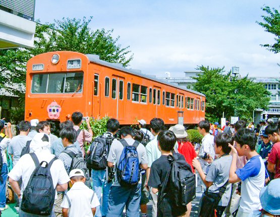 saharin2000's tweet photo. 【懐かしのシーン】
夏と言えば、東京総合車両センターの夏休みフェアです。
最近はこういった無料の公開が少なくなり寂しくなりましたが、以前は毎年開催、夏の風物詩でした。
2005.8.27　＃101系 #東京総合車両センター https://t.co/pTpgEiQ34W
