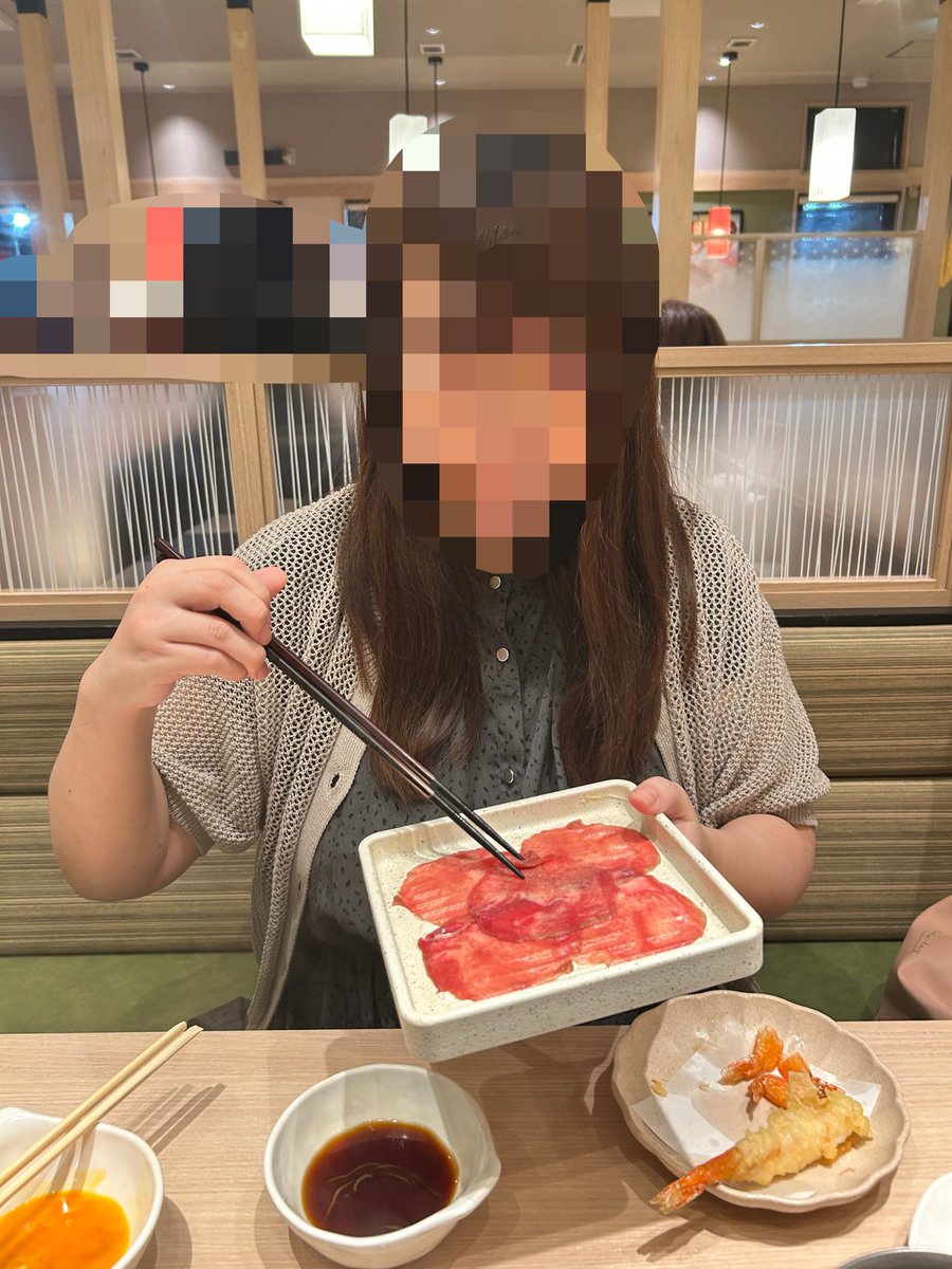 gra0701's tweet photo. 妻の誕生日
ピンクのぬいショルダーバッグをプレゼント
晩御飯はしゃぶ

エビ尽くしの一年のはじまりです https://t.co/wpclnFoirx